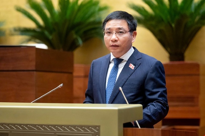 Bộ trưởng Bộ Tài chính Nguyễn Văn Thắng thừa ủy quyền Thủ tướng trình dự thảo Nghị quyết của Quốc hội về Trung tâm tài chính quốc tế. (Ảnh: Media Quốc hội).