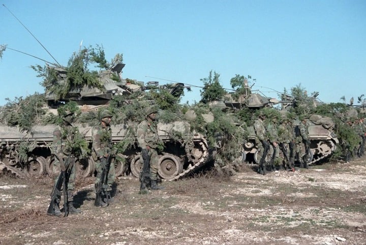 Xe chiến đấu bộ binh M2 Bradley.