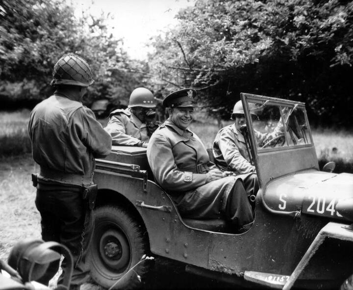 Xe jeep Willys ở Normandy năm 1944. Một số xe loại này sẽ xuất hiện trong lễ diễu hành quân sự.