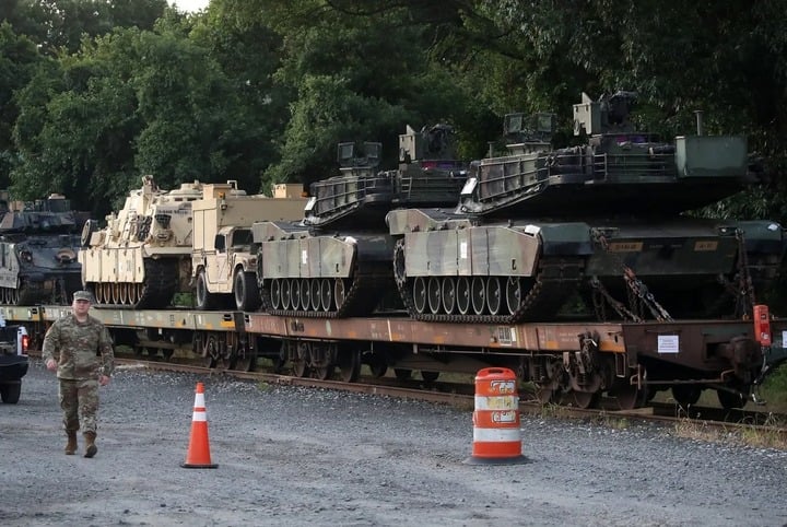 Bức ảnh năm 2019 này cho thấy hai xe tăng M1-A1 Abrams và các xe quân sự khác trên toa tàu có bảo vệ tại một bãi tàu ở Washington, DC.