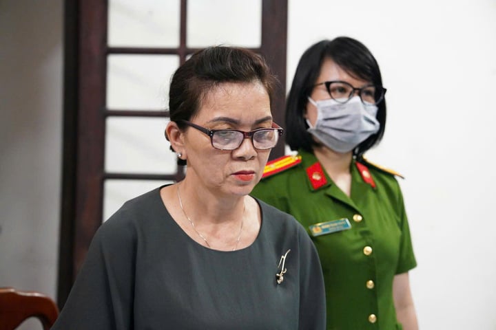 Trần Thị Phước - Chủ cơ sở sản xuất và chế biến cà phê bột Gia Cát thời điểm nhận quyết định khởi tố. (Ảnh: CACC)