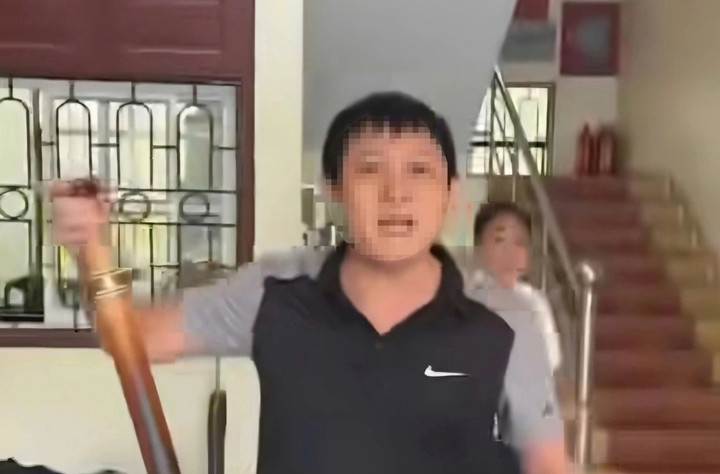 Người đàn ông trong clip được cho là cán bộ Đội Thuế khu vực huyện Vĩnh Lộc - Thạch Thành. (Ảnh cắt từ clip)