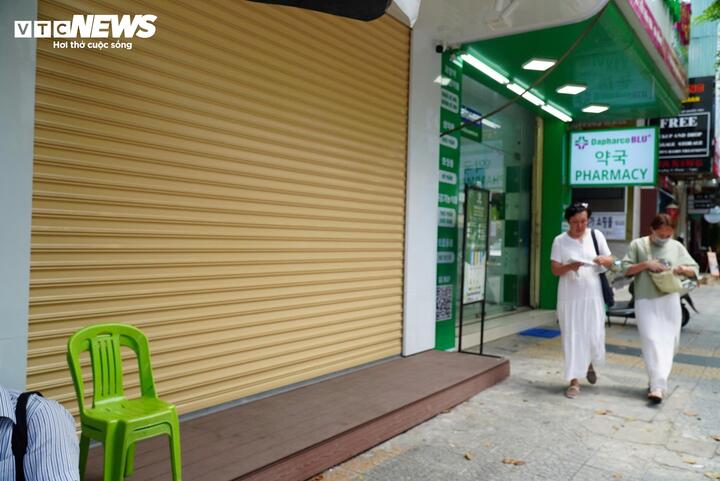 Trong khi đó, tại Đà Nẵng, hàng loạt cửa hàng thời trang cũng đóng cửa im lìm trước đợt cao điểm đấu tranh ngăn chặn, đẩy lùi tình trạng buôn lậu, gian lận thương mại, hàng giả.