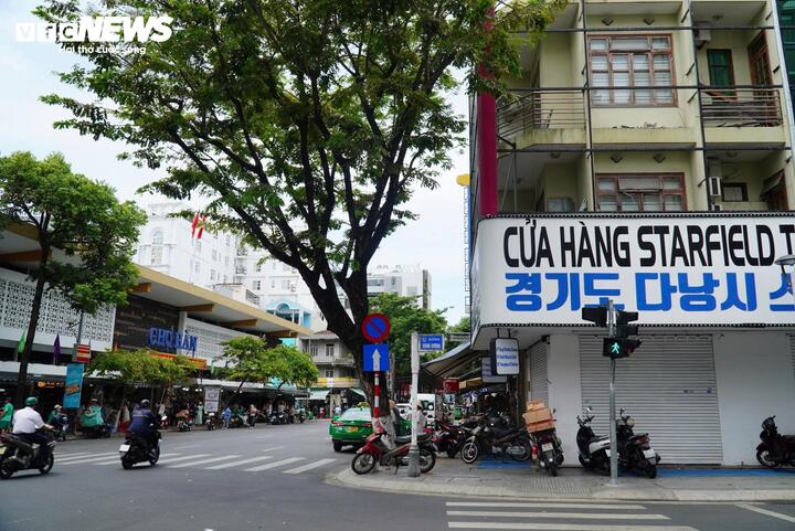 Những cửa hàng này nằm ở khu vực trung tâm của thành phố - nơi tập trung rất đông du khách mua sắm.