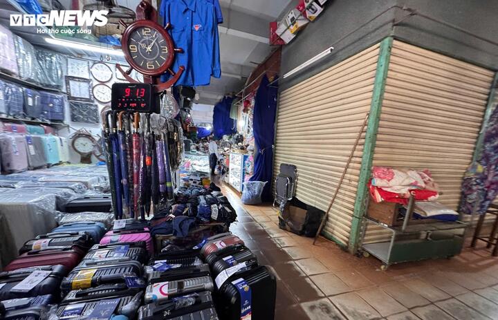 Tại chợ Đồng Hới, tỉnh Quảng Bình, những ngày qua, hơn 50% kiot rơi vào trạng thái "cửa đóng then cài" khiến không khí mua bán trở nên trầm lắng khác thường.