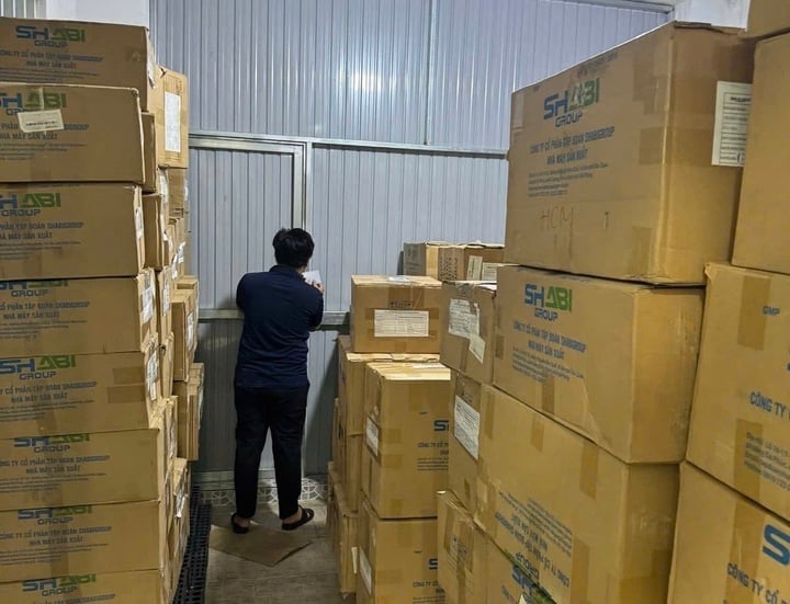Số lượng lớn thực phẩm chức năng chưa kịp đem đi đốt, gồm 14 loại, do bị khách hàng và sàn thuocsi.vn trả lại.