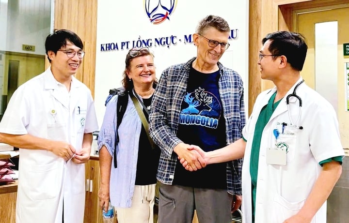 Vợ chồng ông Janusz cảm ơn bác sĩ.