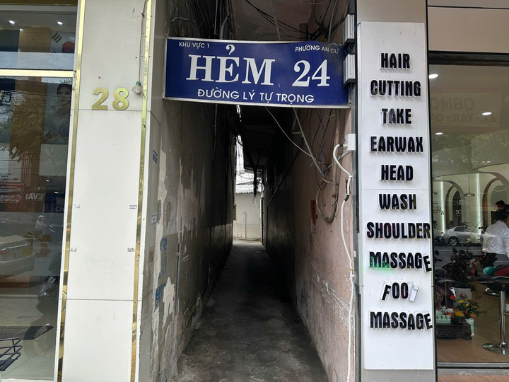Con hẻm nhỏ dẫn vào trụ sở văn phòng Công ty cổ phần Mekolor, liên doanh thành lập Mekolor và Great USD vừa đề xuất đầu tư 100 tỷ USD làm đường sắt cao tốc Bắc - Nam. (Ảnh: H.X)