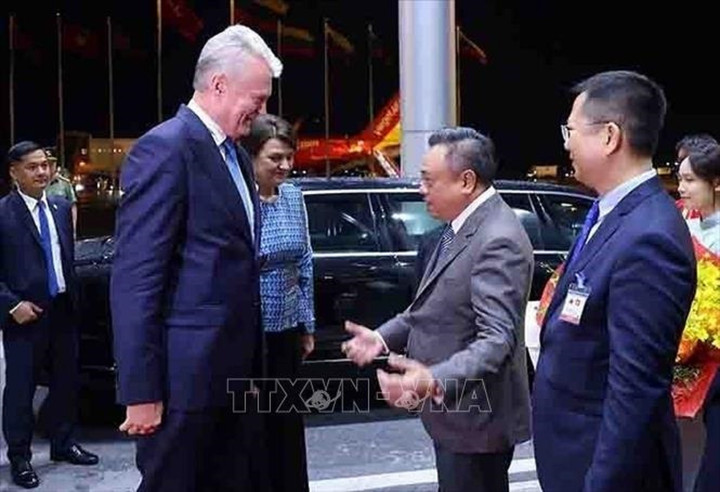 Chủ tịch UBND TP Hà Nội Trần Sỹ Thanh đón Tổng thống Litva Gitanas Nauseda và Phu nhân tại Sân bay Quốc tế Nội Bài. (Ảnh: TTXVN)