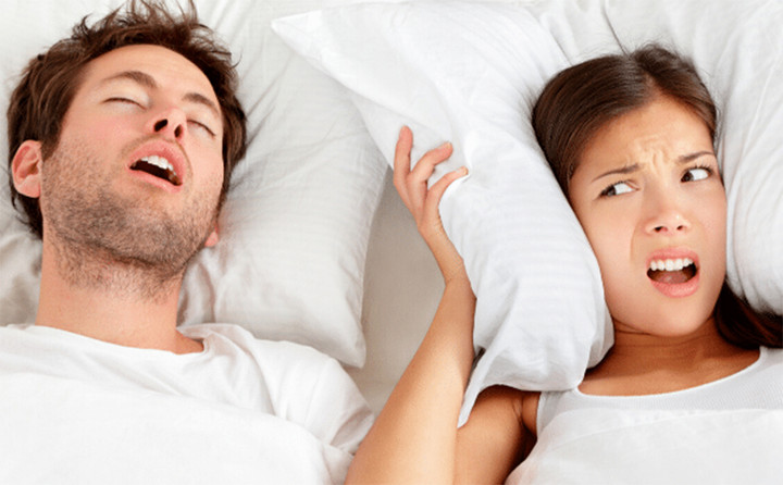 Đổi sang tư thế nghiêng là mẹo ngủ hết ngáy hiệu quả. Tư thế ngủ ngửa khiến lưỡi và vòm họng dễ bị chùng xuống phía sau cổ họng, làm hẹp đường hô hấp và tạo ra tiếng ngáy. (Ảnh: Freepik)