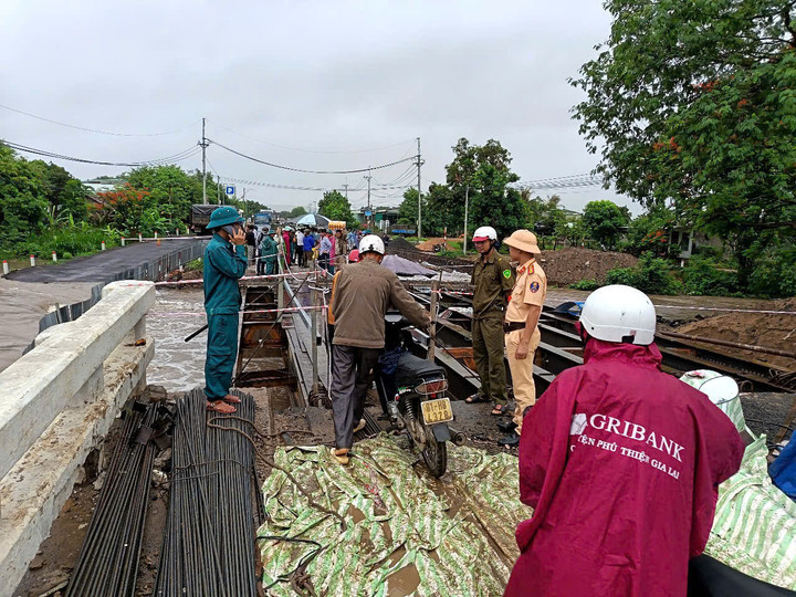 Quốc lộ 25 nối Gia Lai với Phú Yên bị chia cắt, lực lượng chức năng và chính quyền địa phương bố trí ván gỗ để người dân đi bộ và dắt xe máy qua.