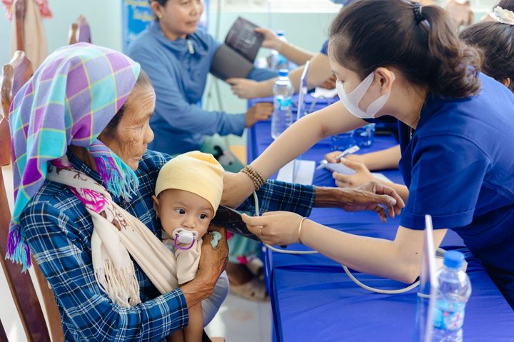 Hoạt động chăm sóc sức khỏe cho người dân.