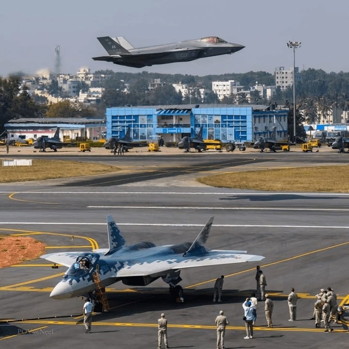 Su-57 và F-35 tại Aero India 2025. (Ảnh: Reddit)