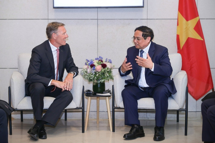 Thủ tướng đề nghị Airbus hợp tác sâu rộng hơn trong lĩnh vực hàng không với Việt Nam thông qua các hợp đồng mua bán máy bay với giá cả phù hợp (Ảnh: VGP/Nhật Bắc).