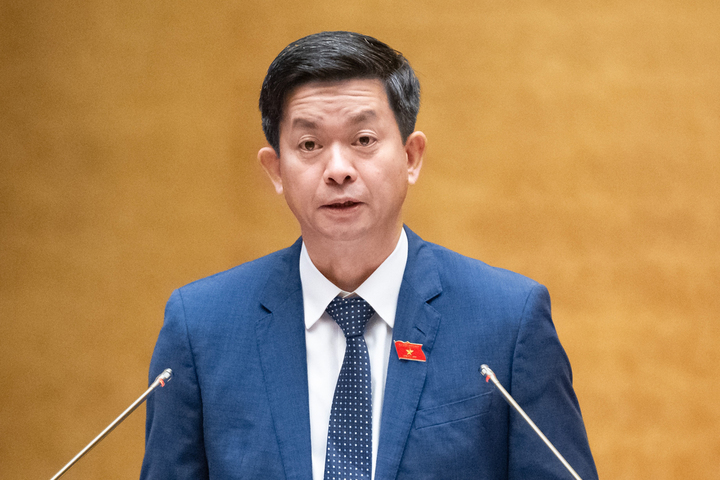 Tổng thư ký Quốc hội Lê Quang Tùng trình bày tờ trình về việc sửa đổi, bổ sung Chương trình Kỳ họp thứ 9, Quốc hội khóa XV, sáng 11/6. (Ảnh: quochoi.vn)