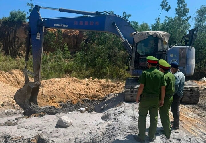 3 doanh nghiệp ở Quảng Ngãi bị phát hiện có hành vi đổ chất thải rắn ra môi trường. (Ảnh: C.A)