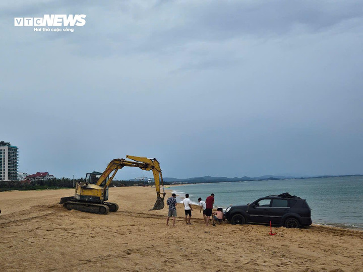 Xe cứu hộ kéo xe của ông Ngọc lên bờ.