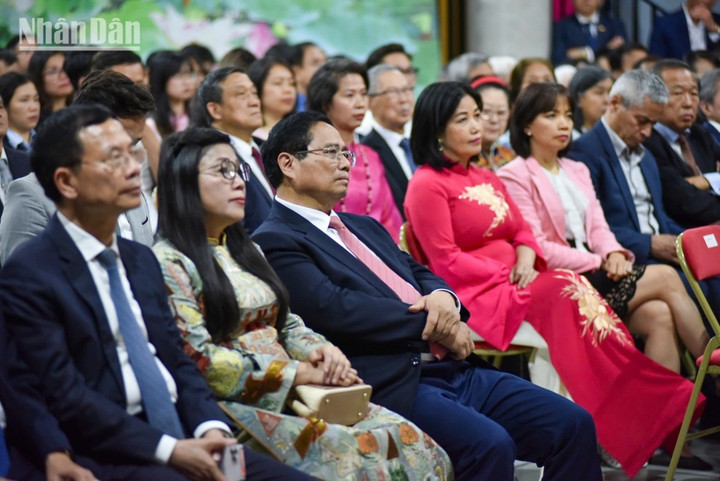 Thủ tướng Phạm Minh Chính và Phu nhân tại buổi gặp gỡ đại diện cộng đồng người Việt Nam tại Pháp cùng các cán bộ, nhân viên các cơ quan đại diện Việt Nam tại Pháp.