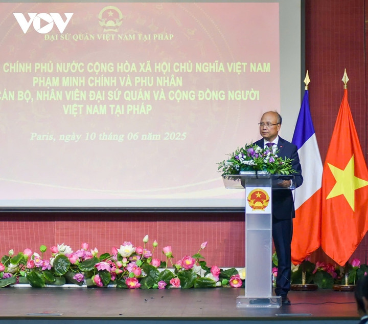 Đại sứ Việt Nam tại Pháp Đinh Toàn Thắng báo cáo với Thủ tướng Phạm Minh Chính và đoàn công tác.