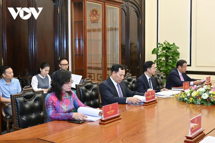 Các đại biểu dự cuộc điện đàm.