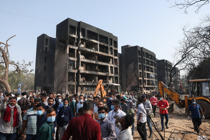 Bên ngoài tòa nhà hư hại sau khi bị va chạm với máy bay rơi.