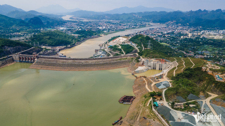 Hình ảnh mực nước xuống thấp tại khu vực đập thủy điện Hòa Bình, tuy nhiên chưa ảnh hưởng đến việc phát điện của nhà máy. Nguyên nhân chính do đang ở thời kỳ cuối mùa cạn, đầu mùa lũ và kết hợp tháo dỡ đê quây cho Nhà máy Thủy điện Hòa Bình mở rộng nên mực nước hồ được vận hành ở mức tương đối thấp. Sau khi hoàn thành xong việc tháo dỡ đê quây sẽ nâng dần mực nước hồ lên theo kế hoạch đề ra.