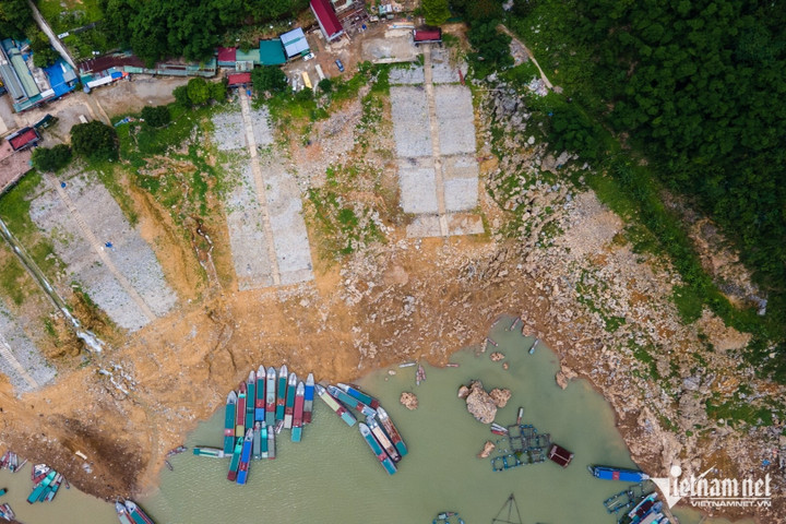 Khu vực cảng Thung Nai - nơi neo đậu của tàu thuyền chở khách du lịch, nước rút sâu, ven bờ lộ ra lớp bùn đất hàng chục mét. Vào mùa khô hàng năm, nước lòng hồ có xuống thấp, tuy nhiên tàu vẫn ra vào đón khách được. Năm nay, nước cạn, tàu không thể cập bến.