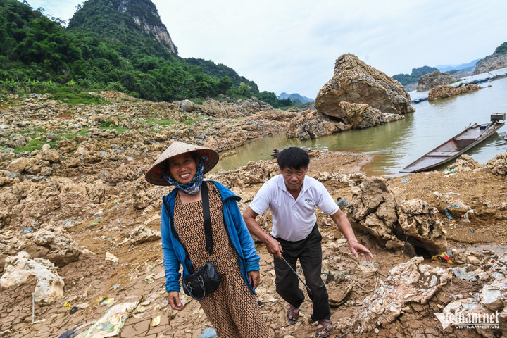Chật vật di chuyển qua khu vực bùn đất còn chưa khô hẳn, bà Trần Thị Thoa (kinh doanh dịch vụ thuyền chở khách du lịch) cho biết, gia đình bà đã neo tàu ở bờ bên kia, sau hôm nay sẽ tạm nghỉ vài tuần. "10 năm tôi làm việc tại đây, chưa khi nào nước rút sâu đến vậy. Tàu thuyền bám bùn khó di chuyển, khách ít, nếu có cũng vất vả lấm lem mới xuống đến tàu", bà Thoa nói. Bà Thoa cũng cho biết thêm, những ngày qua gia đình phải trông thuyền suốt 24h, khi nào nước rút thêm lại nới dây neo để tránh xô đẩy từ các thuyền bên cạnh hoặc bị mắc kẹt trong bùn. Ngoài bà, rất đông nhà thuyền cũng tạm nghỉ vào đợt này.