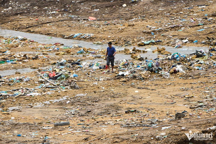 Lòng hồ nhiều khu vực trơ đáy, tập trung rác thải ngổn ngang. Để di chuyển ra mép nước, nhiều người phải cuốc bộ qua khu vực này.