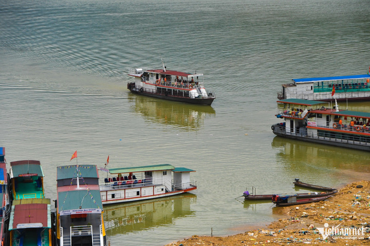 Hiện nay, tại khu vực hồ Hòa Bình chỉ lác đác vài thuyền bè chở khách còn hoạt động. Thay vì xuống bậc thềm rồi lên thuyền như những ngày thường, nay du khách nối hàng dài đi dưới lòng hồ cạn trơ đáy.