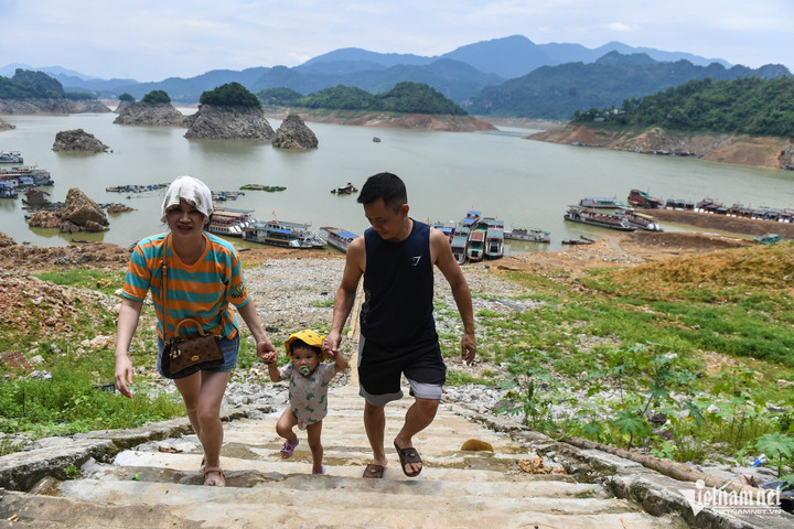 Gia đình một du khách từ Hải Dương về Hòa Bình du lịch cũng sử dụng dịch vụ đi thuyền vào dịp này. Nữ du khách cho biết, việc lên xuống thuyền khá vất vả vì phải cuốc bộ xa, bùn đất dính lên giày dép nên cũng bất tiện. "Các nhà thuyền đồng loạt giảm giá vì sự bất tiện này, ngày thường nếu thuê cả thuyền cho gia đình sẽ mất tới 3 triệu đồng, nay còn một nửa", chị nói.