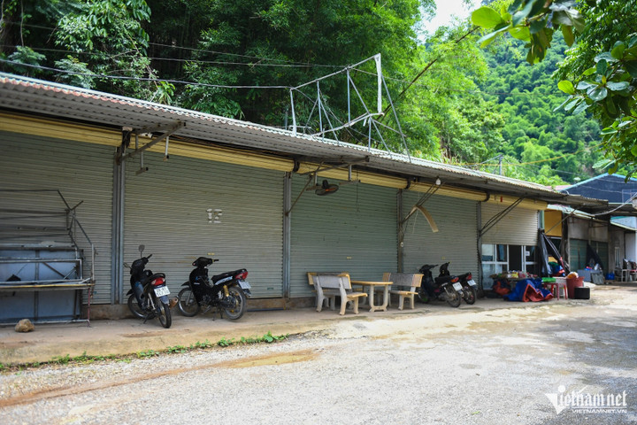 Vắng khách, thuyền bè tạm nghỉ, nhiều hàng ăn uống cạnh cảng Thung Nai đóng cửa im lìm.