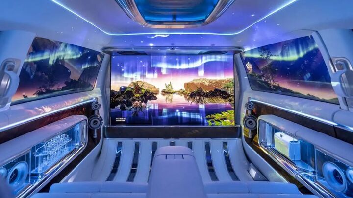 Màn hình 65 inch như rạp chiếu phim, có thể ẩn dưới sàn xe. (Nguồn: Mercedes-Benz)