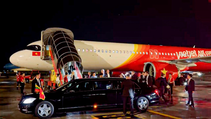 Tổng thống Litva đến Hà Nội trên chuyên cơ Vietjet - 2