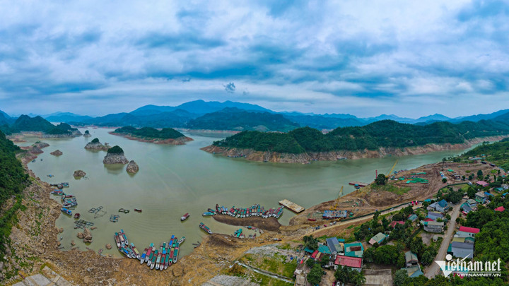 Những ngày gần đây, mực nước lòng hồ Hòa Bình (hồ thủy điện Hòa Bình) tụt hơn 40m so với lúc xả lũ. Nhiều khu vực trơ đáy để lộ ra những cồn đất, đá.