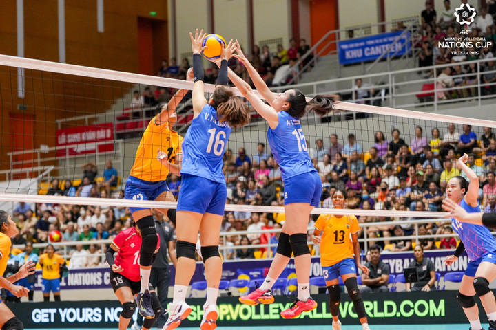 Các tay chắn của đội tuyển Việt Nam bắt bài đối thủ. (Ảnh: AVC)