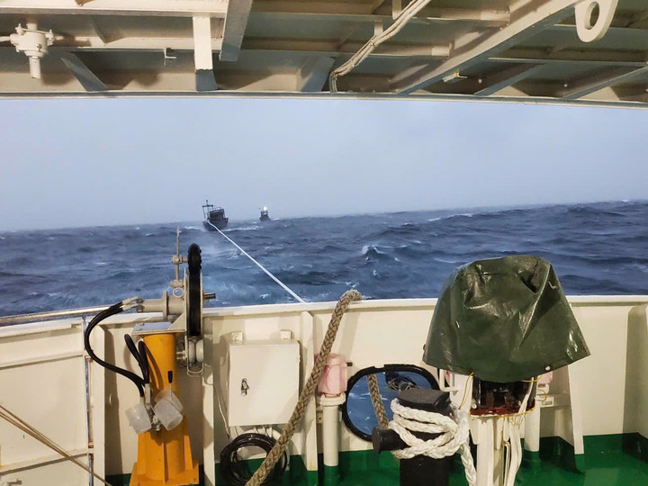 Tàu cá của ngư dân Quảng Nam được lai dắt về đảo Lý Sơn. (Ảnh: C.T)