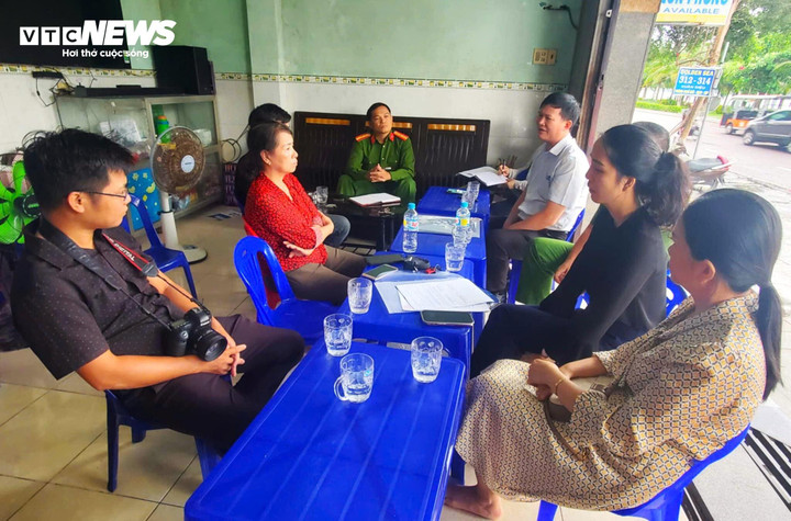 Đoàn kiểm tra liên ngành TP. Quy Nhơn (Bình Định) kiểm tra và làm việc đột xuất tại quán ốc O.M.3. trên đường Xuân Diệu.