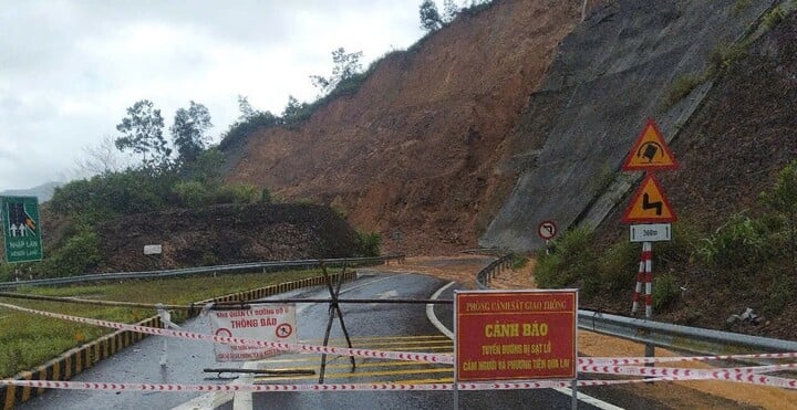Lực lượng chức năng rào chắn, đặt biển cấm các phương tiện lưu thông qua đoạn đường sạt lở.