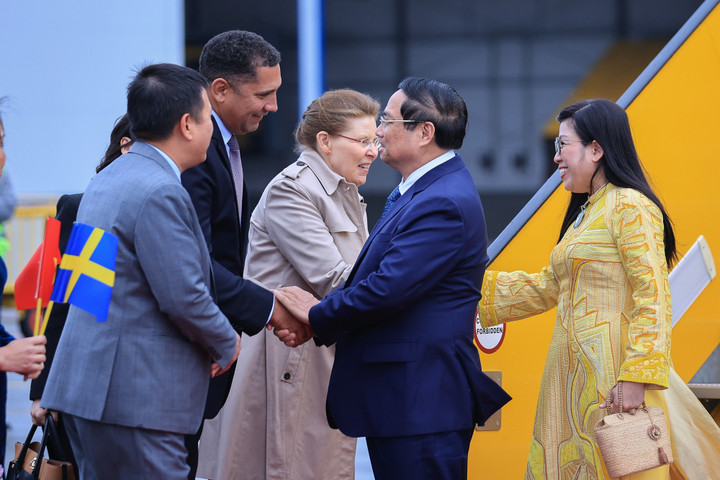 Lễ đón Thủ tướng Phạm Minh Chính và Phu nhân cùng đoàn đại biểu cấp cao Việt Nam tại sân bay quốc tế Arlanda ở Stockholm. (Ảnh: VGP/Nhật Bắc)
