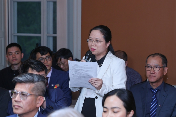 TS. Trần Thị Hiền, Khoa ung thư miễn dịch và truyền nhiễm, trường Y đại học Lund, Thụy Điển, giới thiệu về dự án nghiên cứu lâm sàng thuốc điều trị ung thư tại Việt Nam. (Ảnh: VGP/Nhật Bắc)