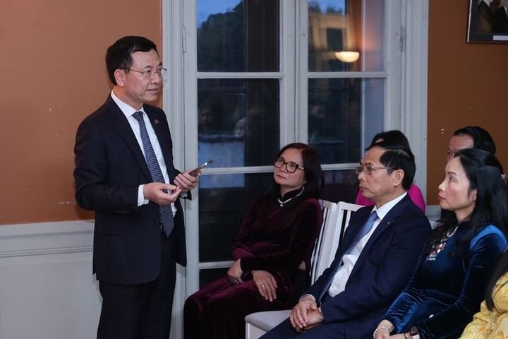 Bộ trưởng Bộ Khoa học và Công nghệ Nguyễn Mạnh Hùng phản hồi các ý kiến, đề xuất của kiều bào. (Ảnh: VGP/Nhật Bắc)