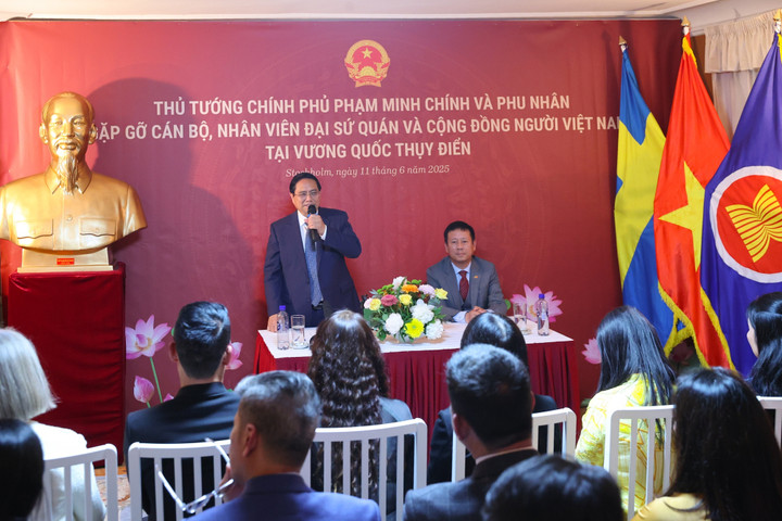 Thủ tướng bày tỏ xúc động trước tình cảm của cộng đồng người Việt Nam tại Thụy Điển, thể hiện trách nhiệm rất cao với Tổ quốc, xuất phát từ tấm lòng, trái tim của mình. (Ảnh: VGP/Nhật Bắc)