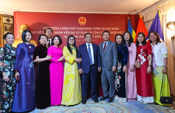 Thủ tướng Phạm Minh Chính và Phu nhân cùng các cán bộ, nhân viên Đại sứ quán và cộng đồng người Việt Nam tại Thuỵ Điển. (Ảnh: VGP/Nhật Bắc)