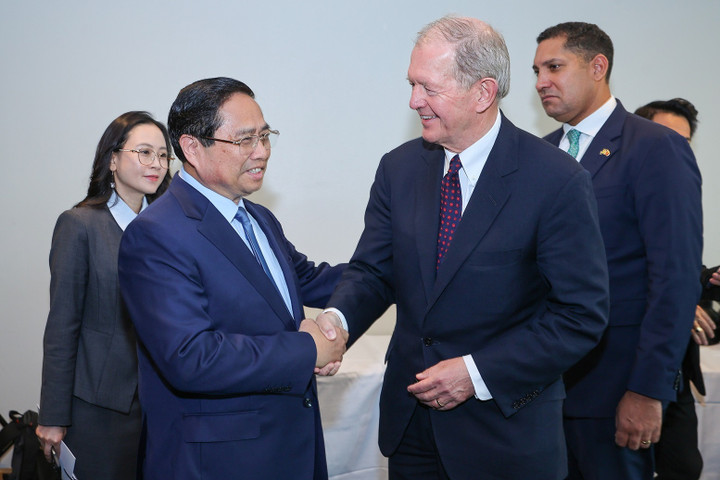 Ông Marcus Wallemberg, Chủ tịch HĐQT Tập đoàn SEB, đồng thời là người đứng đầu Tập đoàn Wallenberg chào đón Thủ tướng Phạm Minh Chính dự bữa ăn sáng làm việc với lãnh đạo các tập đoàn kinh tế lớn của Thụy Điển. (Ảnh: VGP/Nhật Bắc)