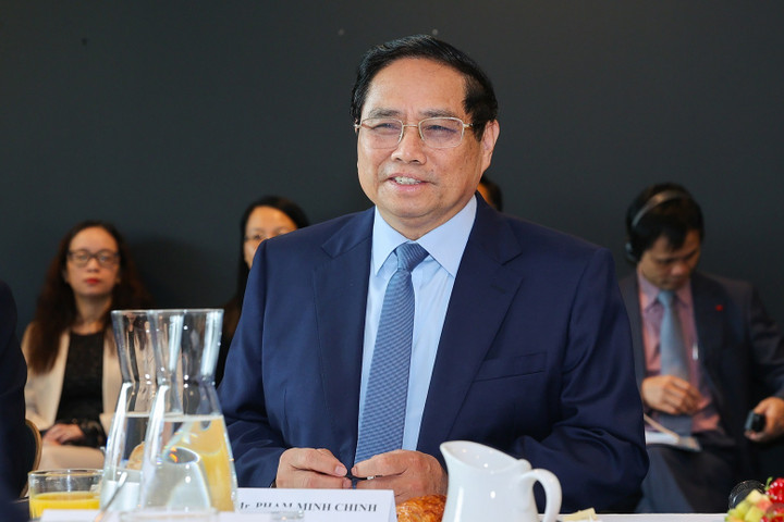 Thủ tướng khẳng định, Chính phủ Việt Nam luôn đồng hành, lắng nghe, hỗ trợ và tạo mọi điều kiện thuận lợi để cộng đồng doanh nghiệp nói chung và các nhà đầu tư nước ngoài, trong đó có doanh nghiệp Thụy Điển nói riêng đầu tư thành công, bền vững, lâu dài ở Việt Nam. (Ảnh: VGP/Nhật Bắc)