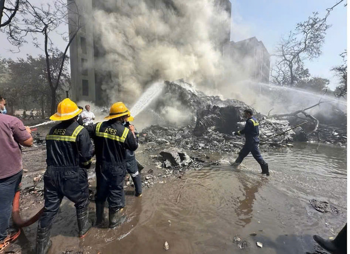 Lực lượng chức năng trực tiếp cứu hộ tại hiện trường.