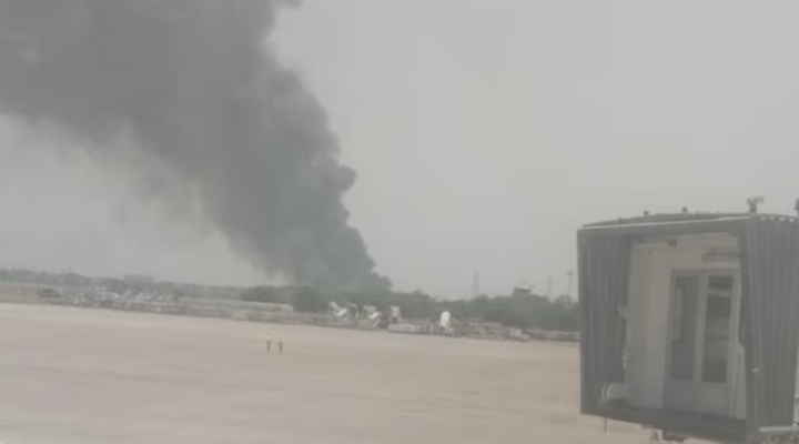 Khói bốc lên nghi ngút sau khi máy bay rơi gần sân bay Ahmedabad. (Ảnh: India Today)