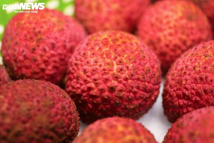 Vải không hạt Trung Quốc đổ bộ chợ Việt, giá gần 1 triệu đồng/kg - 2