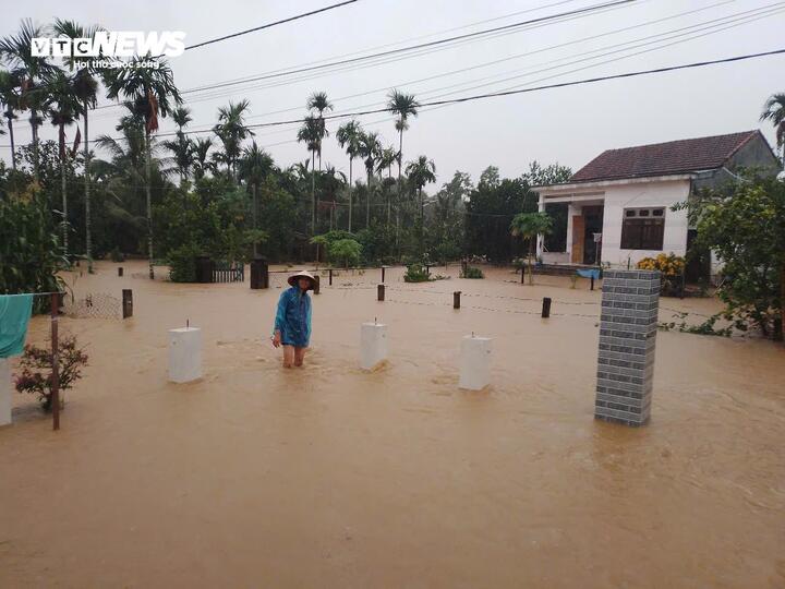 Thôn Thái Chấn Sơn ngập sâu do mưa lớn.